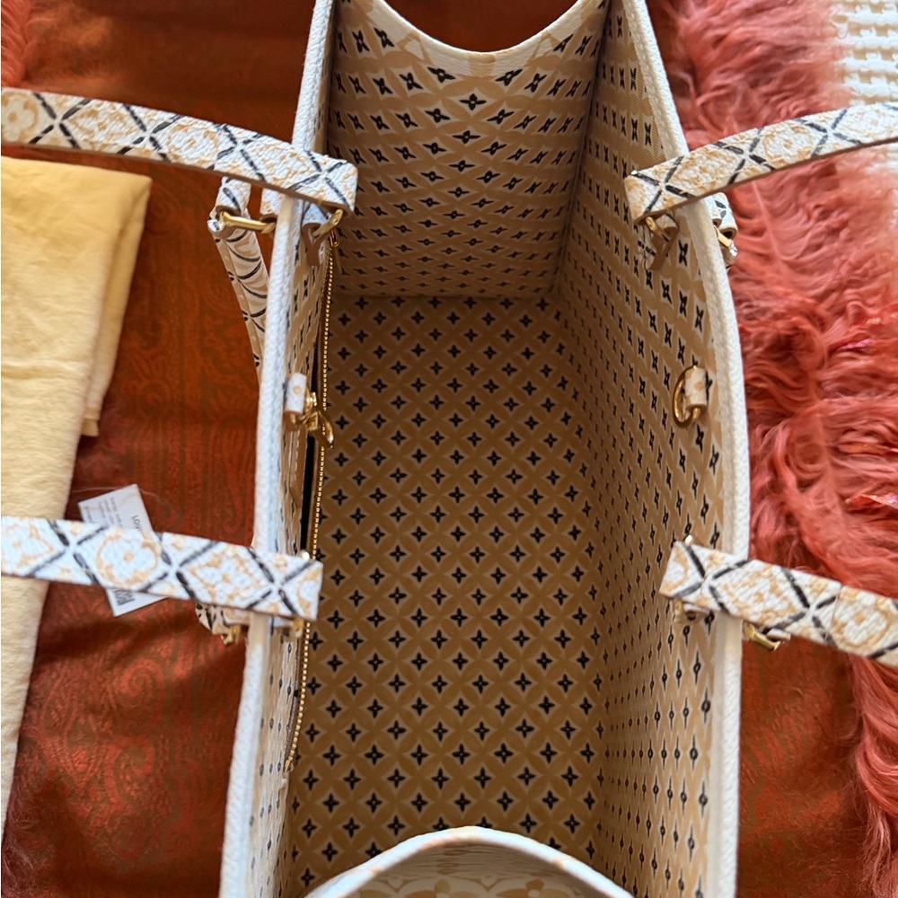 Louis Vuitton White and Gold Monogram Tote Bag - Picture 11 of 14
